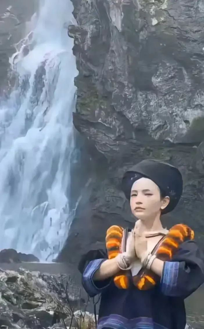 《高山流水遇瀑布》全片免费看高清-苗族少女瀑布前凝神静气原视频-《高山流水遇瀑布》无广告1080P完整版在线播放