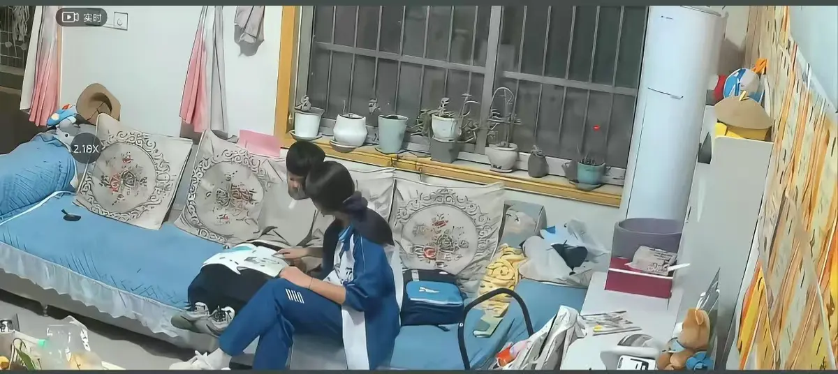 《来自姐姐的爱》无删减完整版免费在线观看-来自姐姐的爱全集影院HD高清播放-姐弟暖心日常监控下辅导作业名场面