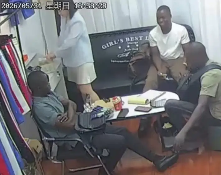 《三个黑人买衣服》服装店全程监控视频 -美女老板对峙三黑人无删减 -事件完整版高清录像资源免费在线观看