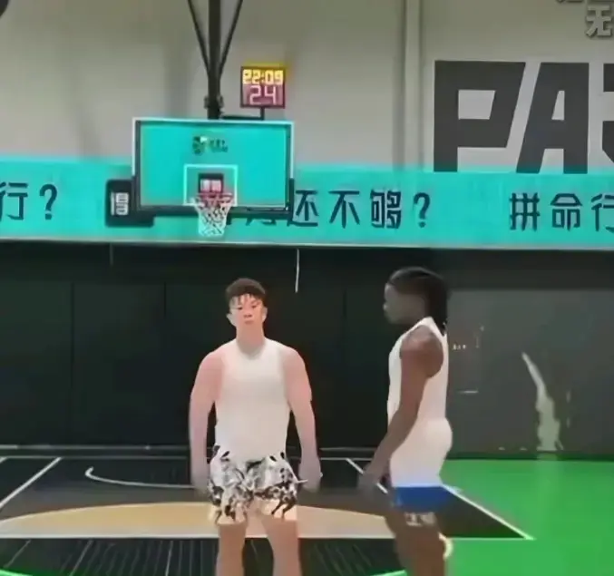 《牛教练的裤子》1080P高清无广告免费看-《牛教练的裤子》本以为是教黑哥练低位单打-结果他从背后掏的不是篮球而是物理教材